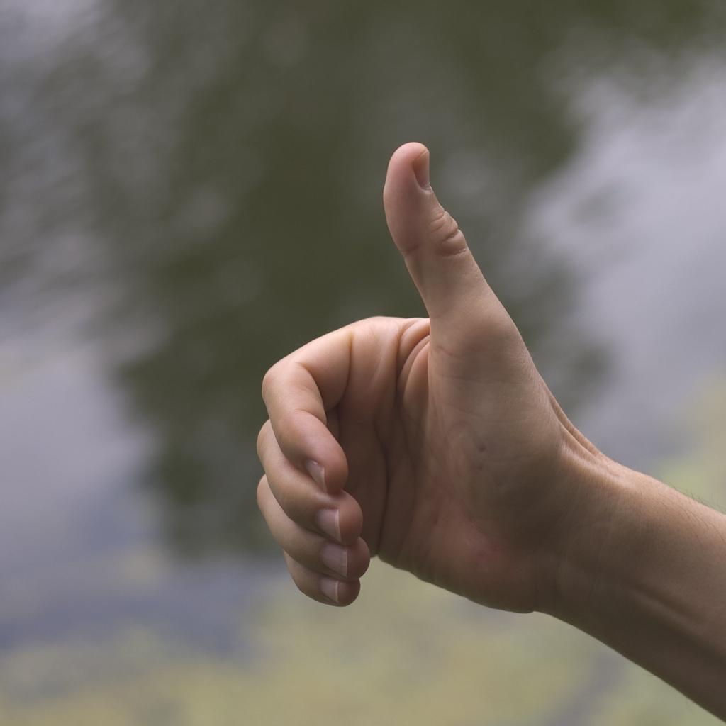 hogy egy vektorpár a síkban, illetve egy vektorhármas a térben melyik osztályba esik, azt mondjuk, hogy jobbrendszert, illetve balrendszert alkot Az 127 ábra mindkét