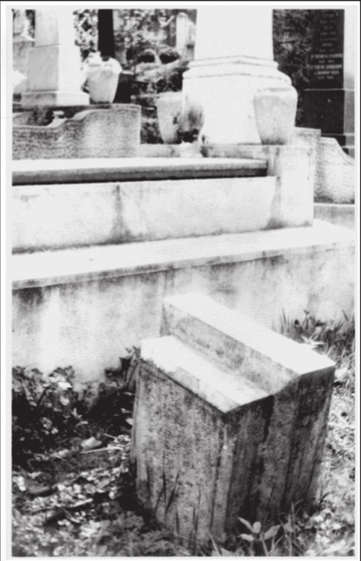 A sírhelyet az 1960-as években felszámolták.