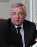 În ușa primăriei, președintele Consiliului Județean Timiș, domnul Titu Bojin, dialoghează răbdădor cu oamenii locului.