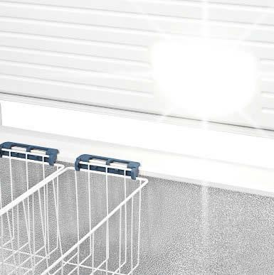 Ezen kívül, a StopFrost rendszer megakadályozza, hogy a fedél nyitásánál, ill. csukásánál vákuum keletkezzen így a mélyhűtőláda mindig könnyedén és azonnal újra kinyitható. Kényelmes fogantyú.
