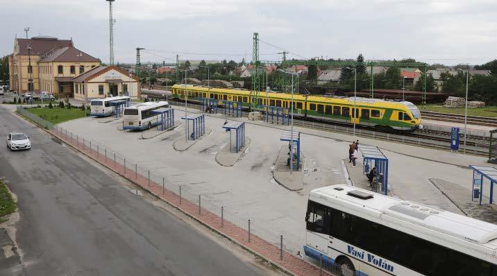 Az intermodális, vagyis több központú, de egységes szerkezetű közlekedési struktúra terén pedig országosan is élre ugrott a város a vasútállomás és az új autóbusz pályaudvar, valamint a kapcsolódód