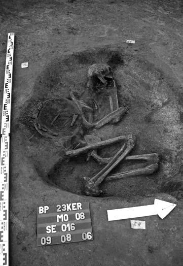 4. kép: Zsugorított csontvázas sír Fig. 4: Foetal positioned skeleton grave 5. kép: Nő és gyermek kettős sírja Fig. 5: Double grave of a woman and a child lay beside the skeleton.