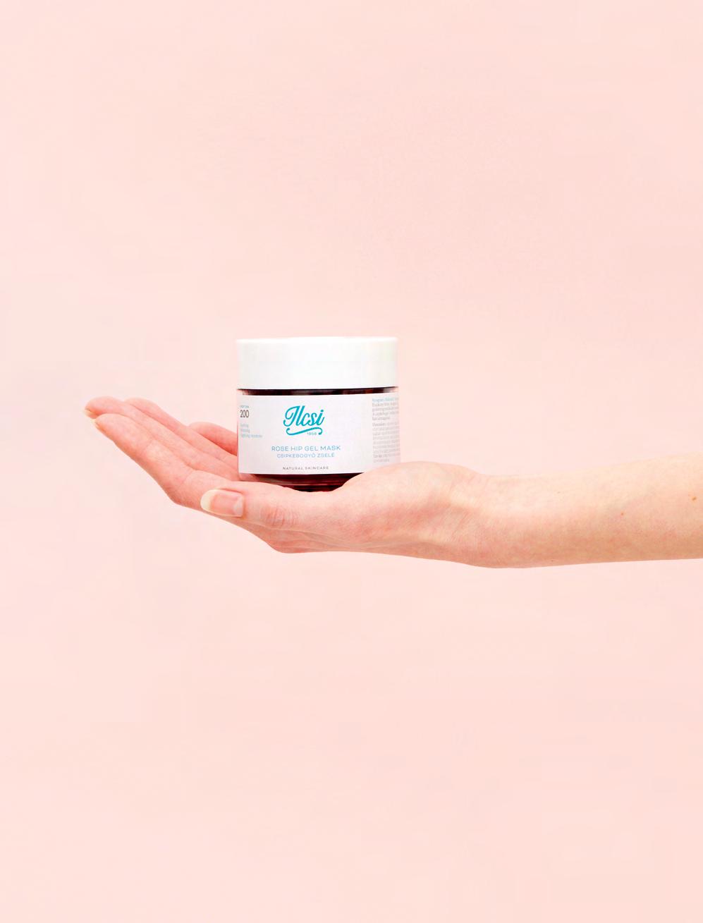 54 55 GELURI, GELURI CREMĂ 215 Fermitate Catifelare GEL MASCĂ ANTI-AGEING ȘI HIALURON Datorită combinației de ingrediente vegetale active cu hialuronul, acest gel conferă rezultate imediate și