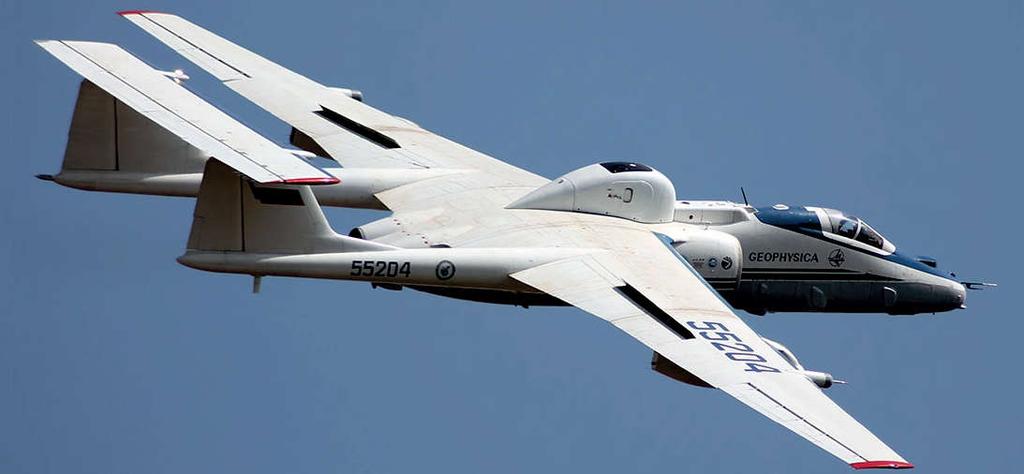 MIKROFIZIKAI, KÉMIAI ÉS DINAMIKAI MÉRÉSEK GLOBÁLISAN CSATOLT LÉGKÖRI KÉMIAI MODELLEK FEJLESZTÉSÉHEZ: A StratoClim PROJEKT Jánosi Imre ELTE Komplex Rendszerek Fizikája Tanszék A StratoClim projekt (EU