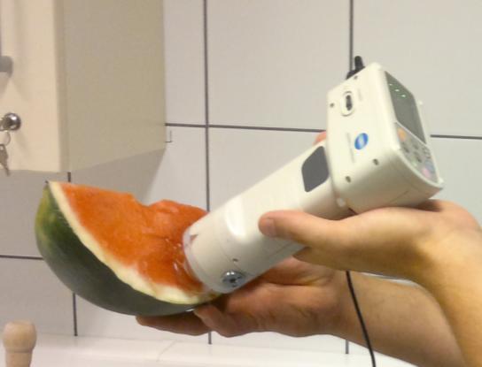 18. ábra: Konica Minolta CR 410 típusú digitális színmérő 3.4.4. A refrakció mérése A kísérletekben minden vizsgálati évben meghatároztuk a termések refrakcióját.