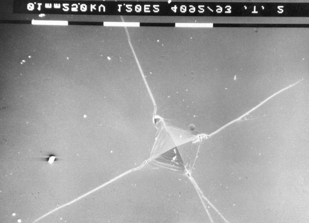 2.6. ábra. Üvegben a Vickers-nyom, és a körülötte kialakult repedések pásztázó elektronmikroszkópos képe. kiszámította, hogy az éldiszlokáció és az oldott atomok között az E k = µ 1+ν sinϑ b V (2.