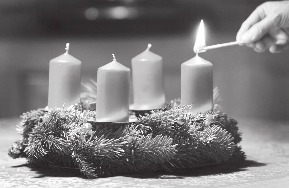 A Ko m á r o m i p l é b á n i a h í r l e v e l e 2014. november 30. Ad v e n t 1. va s á r n a p j a Elérkezett az Advent. Új ruhába öltözik a város, csillogó fénysorok ívelnek át fejünk felett.