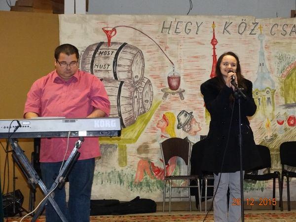 Egy ifjú aranyhangú énekesnő, Kállai Krisztina, aki a Polgármesteri Hivatal alkalmazottja