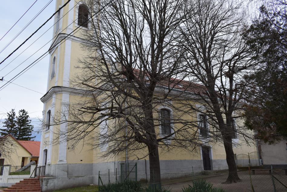Szalagtelkes beépítésben áll a község református temploma, mely 1789-ben épült késő barokk stílusban.
