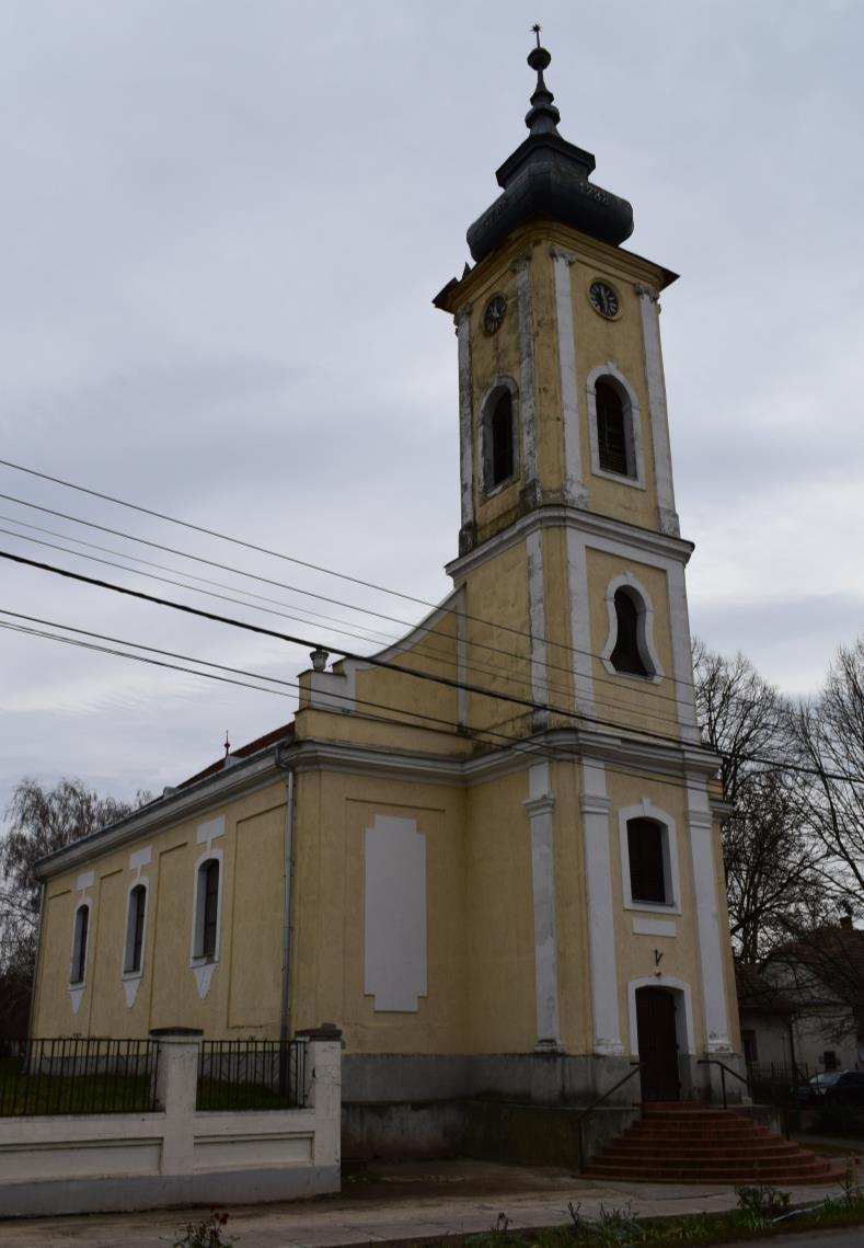 A tornyot tagolt hagymasisak fedi. A torony két oldalán faltükrök, íves vonalú féloromfalak, melyek végében copf kővázák állnak.