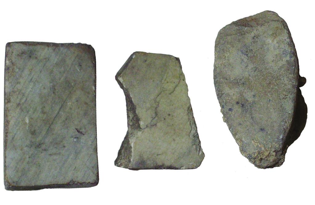 104 Havasi Krisztina 3. kép. Székesfehérvár, Szűz Mária-prépostsági templom. Szürkés erezetű fehérmárvány padlólapocskák, 11. század.