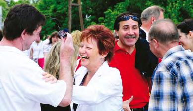 Zbrani so z navdušenim ploskanjem pozdravili