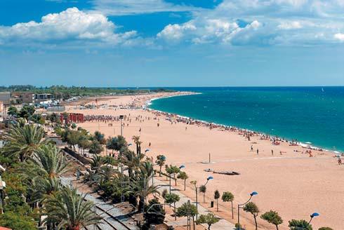 A legnagyobb vonzerõt igazából mégis a szép és tiszta, 3 km hosszú finom kavicsos strandja, a városházától kiinduló pálmafás sétánya és a sziklákra épített kastélya jelenti.