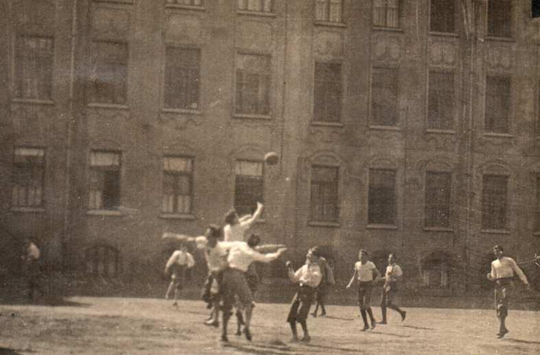 A kezdet SZUBJEKTÍV KÉZILABDATÖRTÉNELEM 1928-ban tulajdonképpen már "nagy" kézilabdaélet folyt. Az amszterdami olimpián elıször szerepelt a kézilabda, de csak bemutató keretében.