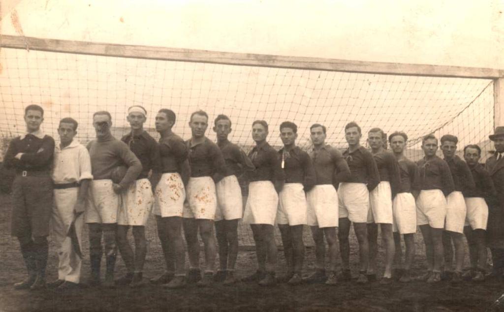 zı vidám, kedves, szerény sportember volt. Nagy küzdelemben 5:4 (2:0) arányban gyıztünk idegenben, az 1929.évi bajnok, teljes nevén a Belvárosi Torna és Vívó Klub ellen.