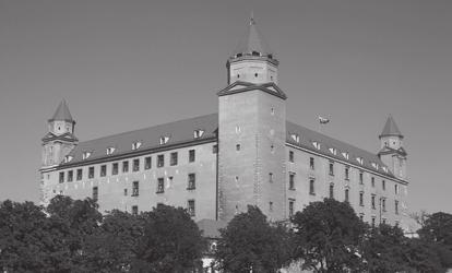 Zaujímavosti 153 Slovania na scéne Obdobie Nitrianskeho kniežatstva a Veľkej Moravy dokumentujú pozostatky staroslovanského hradiska s trojloďovou bazilikou. V 9.