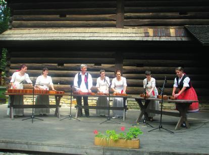 Kronika udalostí 2010 187 13. aug. Návšteva Košičanov u čabianskych Slovákov v DSK; 05. aug. Zasadnutie predsedníctva a Valného zhromaždenia ČOS; 06.-08. aug. Účasť čabianskych Slovákov na Folklórnom festivale Janošíkov dukát v Rožňove pod Radhoštem v rámci Grundtvig projektu; 07.