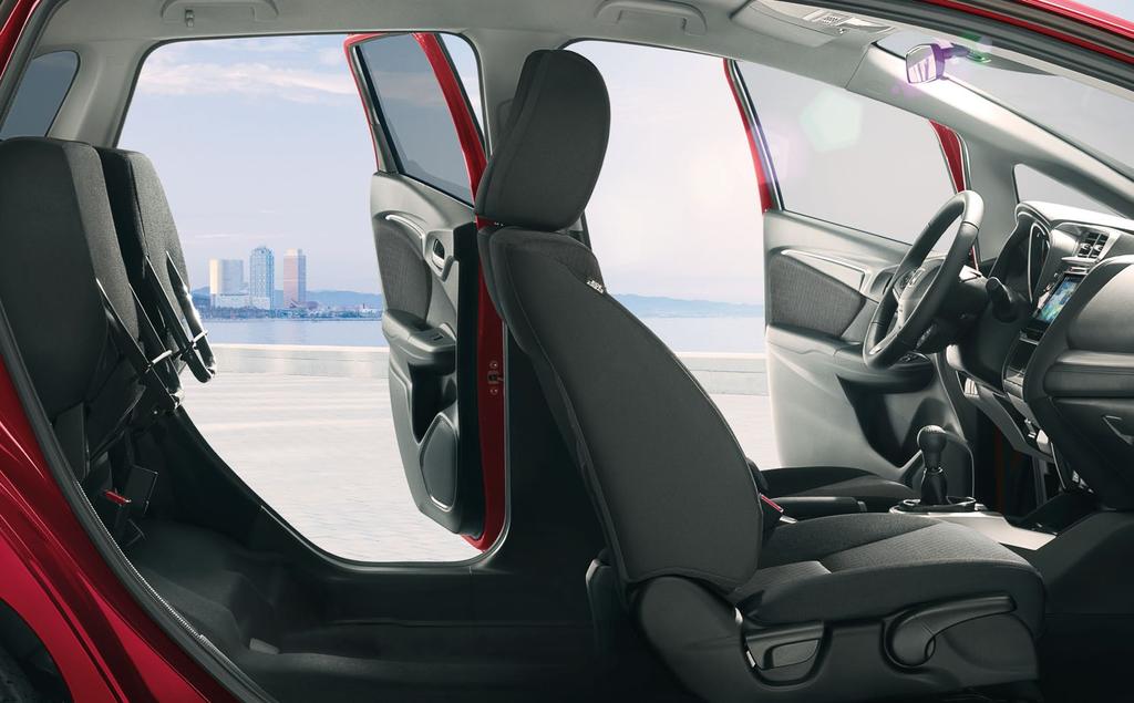 VARÁZSLA- TOSAN PRAKTIKUS Az új Honda Jazz könnyedén igazodik tulajdonosa életviteléhez, a Magic Seats ülésrendszer révén ugyanis szabadon variálható beltere.