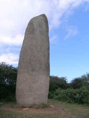 MEGALITIKUS ÉPÍTMÉNYEK / MENHIR breton kifejezés: maen-hir = hosszú kő Hatalmas méterű állókő