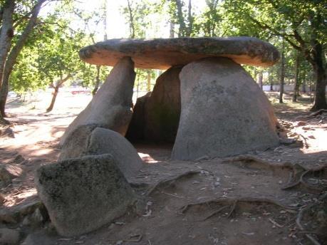 MEGALITIKUS ÉPÍTMÉNYEK / DOLMEN