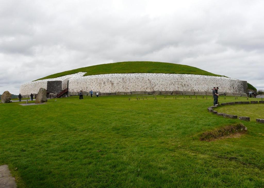 NEOLITIKUS HALOMSÍROK / KEREK SÍRHALMOK New Grange / Írország