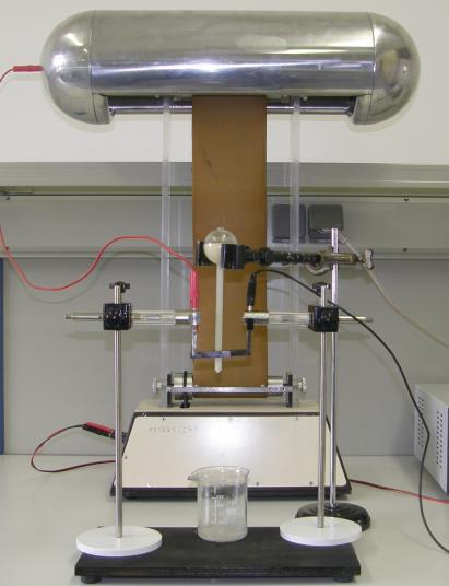 úgy a cső két oldalára elhelyezett elektródákra, ha feszültséget kapcsolunk, azzal lelassíthatjuk, vagy akár meg is