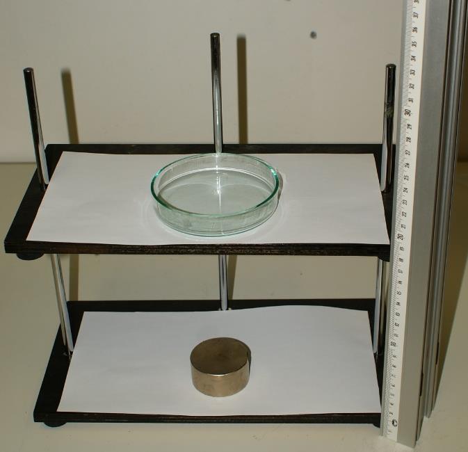 mágneses térerősséggel (Y. Qingxin, et al., 2010). 2-22. ábra: Mágneses térerősség meghatározása A méréseket egy középiskolás tanítványommal, Turcsán Fruzsinával végeztük el.