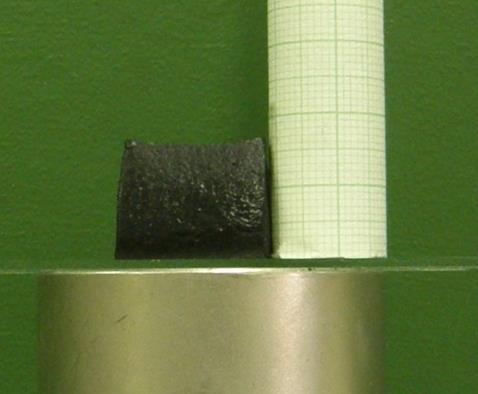 Finom vas, vagy magnetit port keverjünk el a kereskedelemben is kapható zselatinporral, mielőtt a forró vizet hozzáöntjük.