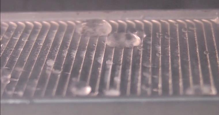 Különleges anyagok a középiskolai fizikaoktatás, a tehetséggondozás és a természettudományos ismeretterjesztés terén Leidenfrost effektus nitrogéncseppek szobahőmérsékletű felületeken A nitrogén