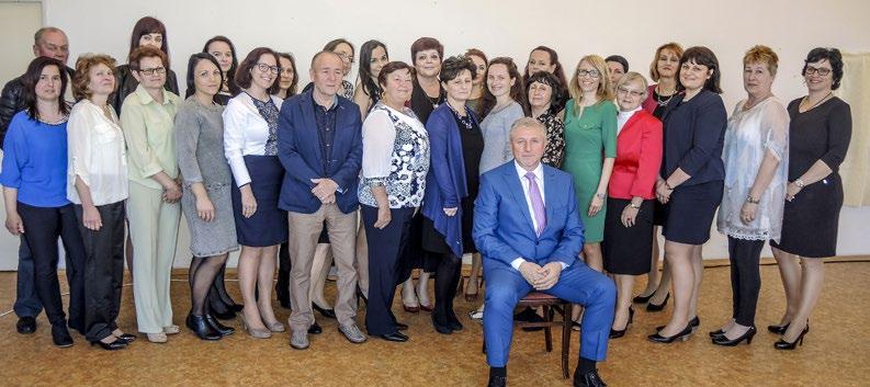 10 ǀ 2/2017 VEĽKOÚĽANSKÝ OBZOR Pozdravili sme našich pedagógov Práca pedagóga je jedna z tých profesií, ktoré si zaslúžia obdiv, veď pedagóg učiteľ je ten, kto zasvätí svoj život deťom a ich výchove.