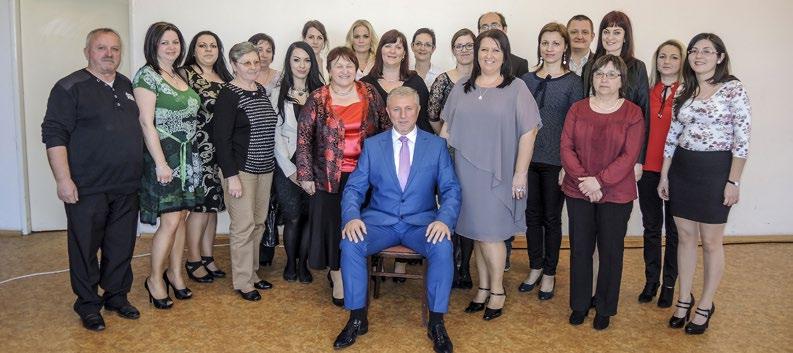 NAGYFÖDÉMESI LÁTHATÁR 2/2017 ǀ 11 Pedagógusainkat köszöntöttük A pedagógus munkája egy azon foglalkozások közül, amely tiszteletet érdemel, hiszen a pedagógus az, aki az életét a gyerekeknek, azok