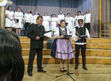 pedagógov (Adél Radványi, Karin Sebőková, Kristína Kovácsová) zo Základnej školy Mihálya Borsosa s VJM na súťaži v prednese ľudových rozprávok z Hornej Zeme, ktorú usporiadali v tejto obci.