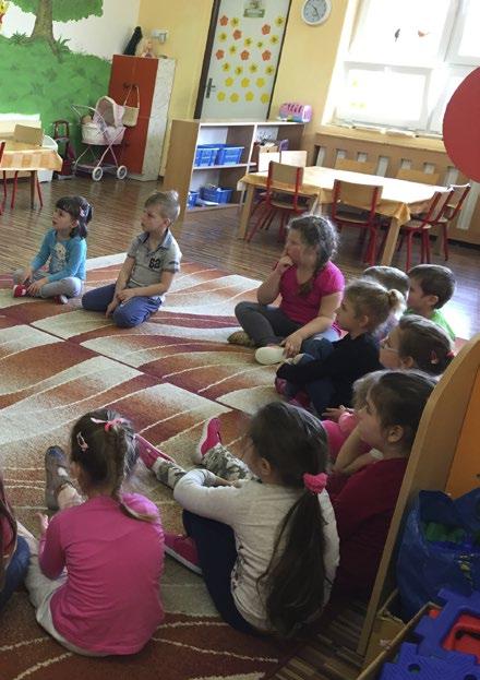 A legelső napon ellátogattunk a helyi könyvtárba, ahol a kultúrház csapatának segítségével felfedeztük a könyvek küllemének, formavilágának, méreteinek és tartalmának sokféleségét.