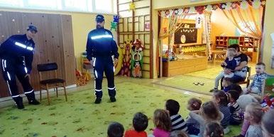 20 ǀ 2/2017 VEĽKOÚĽANSKÝ OBZOR Zo života materskej školy slovenskej Policajti medzi deťmi Tak, ako každý rok, aj teraz nás v materskej škole navštívili v rámci mesiaca bezpečnosti policajti.