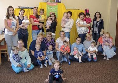 Zaznejú už známe pesničky, jedna po druhej nasledujú rôzne hry v náručí mamičky hladkaním, šteklením, hojdaním a počas tichučkého spevu v jednom veľkom objatí nastane kúzlo.