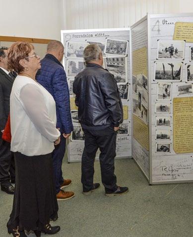 A tragikus eseményeket megidéző megemlékezés a római katolikus templom falán elhelyezett emléktáblánál Lencsés Zoltán szavalatával vette kezdetét, aki Wass Albert: Nagypénteki sirató című megható