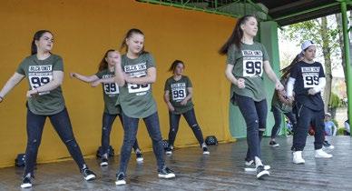 Z tradičnej prvomájovej tomboly si mnohí odniesli krásne a hodnotné darčeky, ktoré nám venovali podnikatelia a podniky obce. Na ľudovej veselici nás zabávali Tomáš Szalai a Ladislav Bihari.