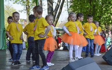 délutáni órákban az óvodások, iskolások és az F Dance tánciskola A táncosainak tarka kultúrműsorával vette kezdetét a hagyományos Majális. Majd a májusfaállításra került sor.