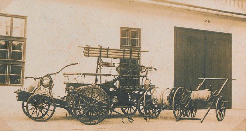 504-505); b) Cele două pompe manuale, dintre care și una tip Ewald Berlin, vârtelniţe pentru furtun ş. a;. c) Scara culisantă simpă (b c.