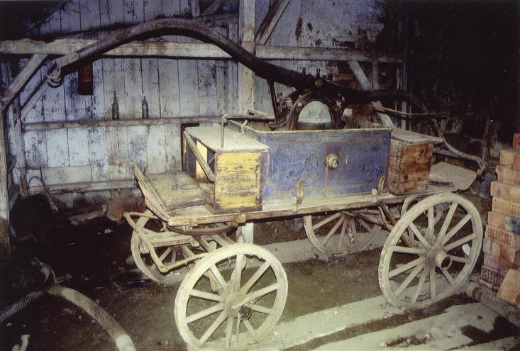 Din dotarea pompierilor n-au lipsit ciuberele pentru umplerea cu apă a bazinului de tablă al pompei (Fig. 465).