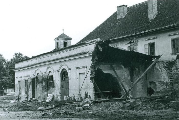 Volker Wollmann 327 Fig. 467. Cincu (jud. Braşov). Vechea remiză de pompieri, dărâmată prin anul 1997 (Foto: 1995) Fig. 468. Cincu (jud. Braşov). Noua remiză de pompieri (Foto: 2013) lare, şi un brâu profilat subliniind cornişa (Fig.