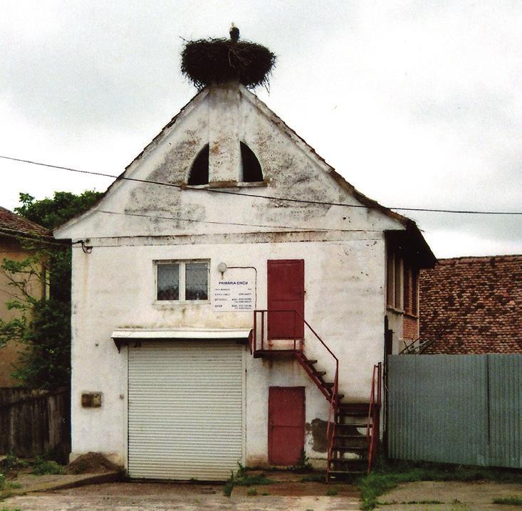 deasupra ei, pentru care s-a amenajat o intrare nouă dinspre stradă (Fig. 468).