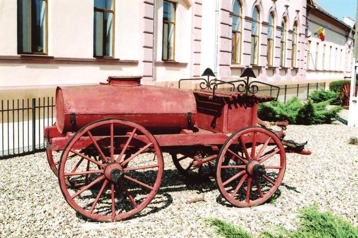 mi mre. Remiz veche fost construită pe un teren l isericii romno-ctolice, în nul 1889, în locul unei mi vechi, cre fost dărâmtă prin nul 1870.