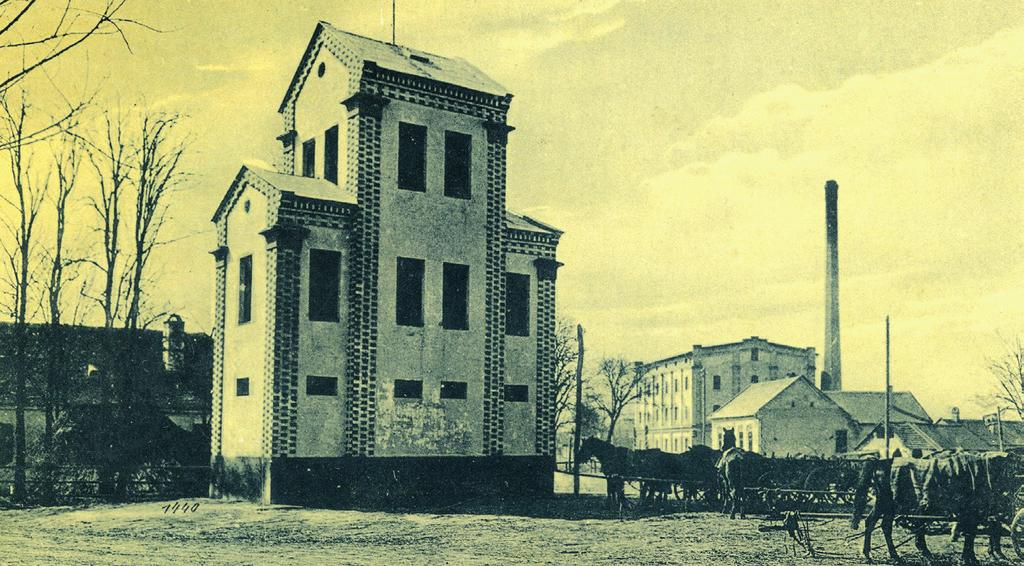 368 Ptrimoniu preindustril și industril în Români pompieri voluntri din Jimoli mi sunt expuse în remizele cre servesc c nexă muzeului şi motopomp tip Rosenuer (model 1930), o trăsură motopompă (model
