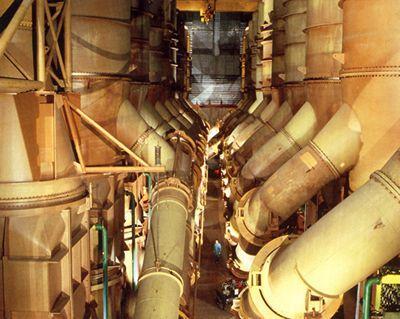 Az urán-235 izotóp dúsítása történhet gázdiffúziós (többszáz fokozat), gázcentrifugálásos (40-60