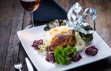 with grilled carrots, sprayed with apple-jus and baked potatoes 3190 Ft Kacsának konfitált combja
