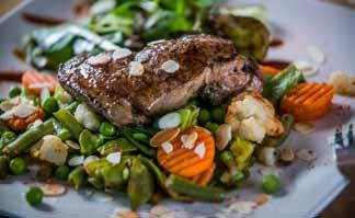 Marhafogások Beef dishes Mandulás zöldségekkel ékített bélszínsteak