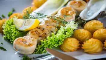 Uszonyos fogások Fish dishes Nyárson megsütött, füstölt lazaccal töltött jércemell