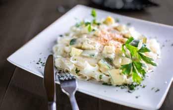 Zöldfogások Vegetable dishes Tejszínes cukkini házi metélttel felvidítva, parmezánnal szórva Creamy