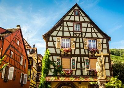Délután látogatás az elzászi borvidék egyik mesébe illő városkájába: Eguisheim-ba, séta a Rue du Remparts bájos keskeny utcácskáján, a reneszánsz szökőkutak megtekintése.